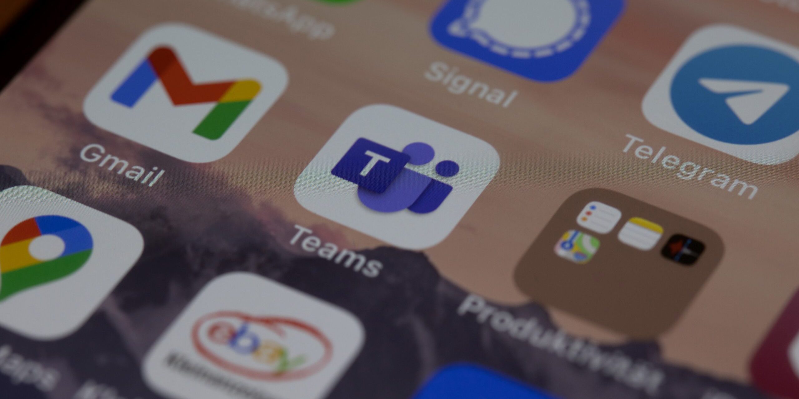 How-to-Use-the-New-Virtual-Appointments-in-Microsoft-Teams-Featured-Image-scaled.jpg iphone screen with icons on screen
